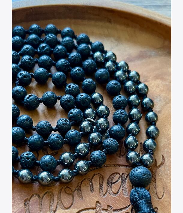 Meditační mala - Hematit a Láva se stříbrným logem (Ag 925/1000)