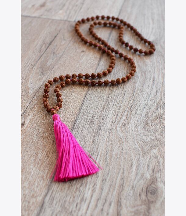 Ručně vyrobená meditační mala BUDHA rudraksha světlá. Růžový střapec.  