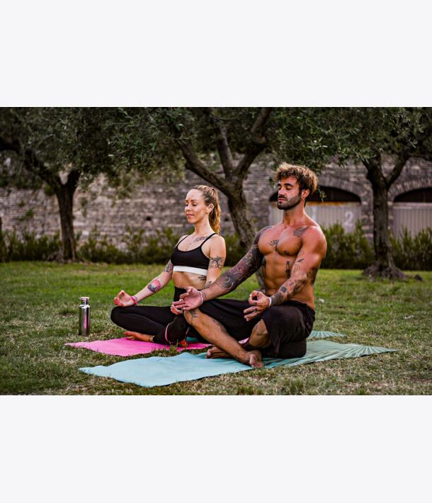 YOGGYS [BALI SOUL JADE] tyrkysová designová jógová podložka s tropickým motivem, meditační pozice