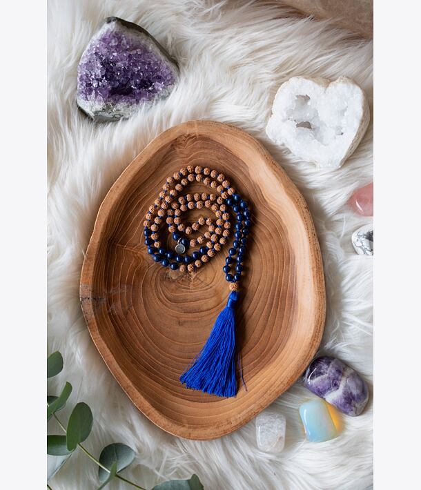 Meditační mala - Lazurit a Rudraksha se stříbrným logem (Ag 925/1000)