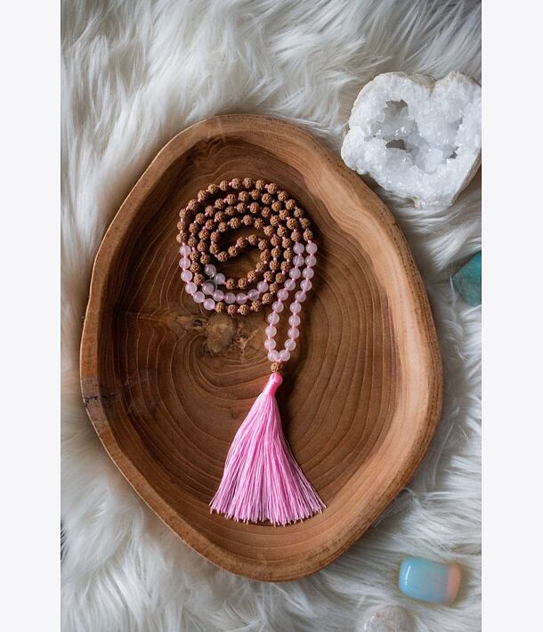 Meditační mala - Růženín a Rudraksha se stříbrným logem (Ag 925/1000)