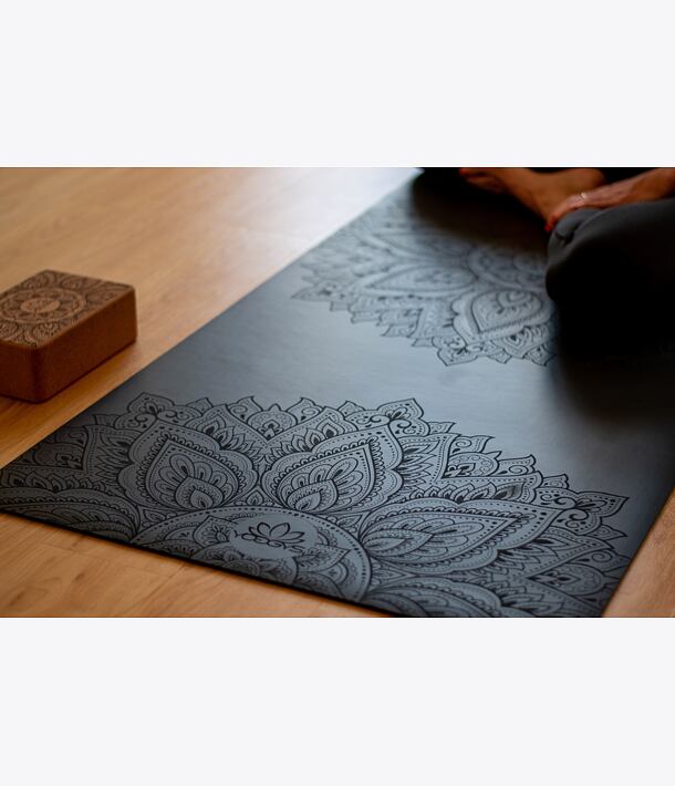 Neklouzavá profesionální podložka na jógu MANDALA BLACK černá s mandalou