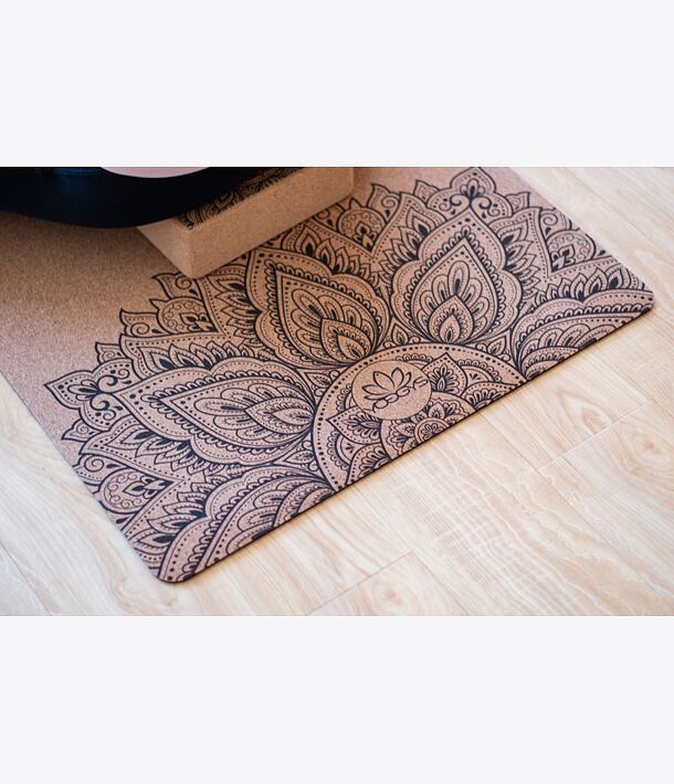 Korková podložka na jógu INFINITY NATURAL s tmavě hnědou mandalou