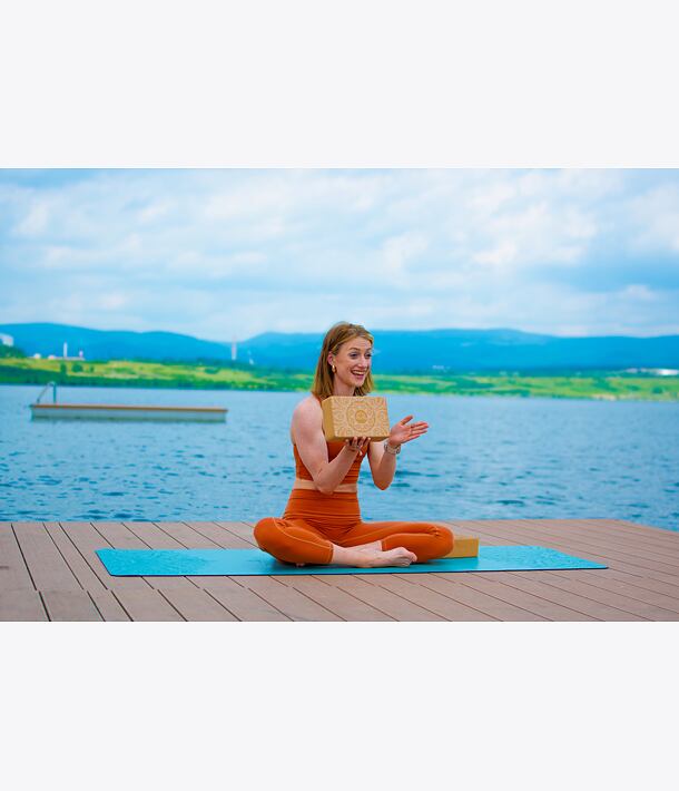 blok na cvičení korkový s bílou mandalou YOGGYS