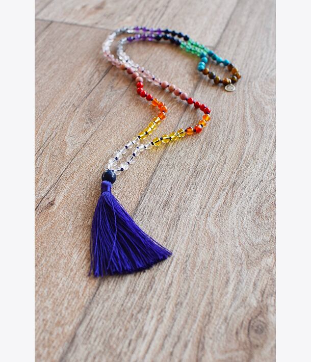 Ručně vyrobená meditační mala ČAKRY s indigovým střapečkem