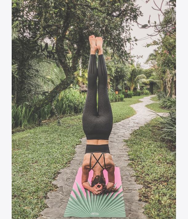 YOGGYS [BALI SOUL PINK] růžová/zelená designová jógová podložka s tropickým motivem, sirsasana