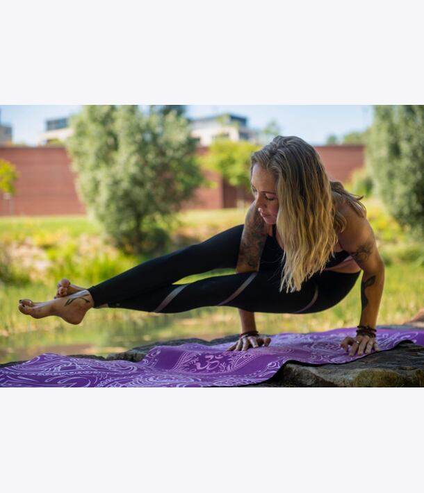 YOGGYS [HAMSA FIALOVÁ] fialová designová jógová podložka s HAMSOU, pozice osmi úhlů, Astavakrasana
