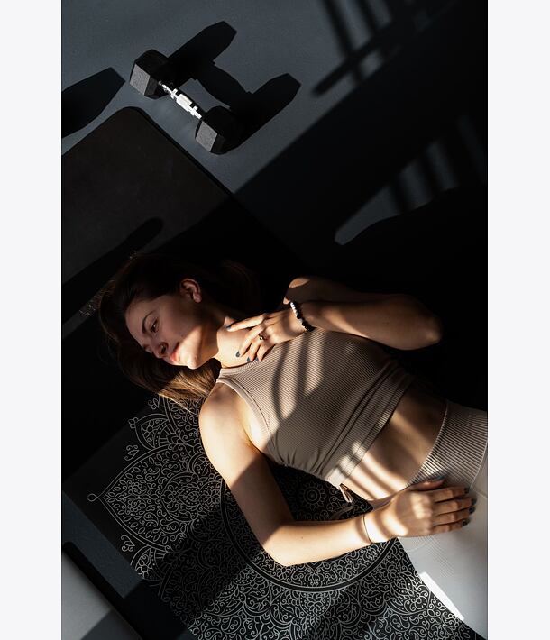 mandala silver, jógová podložka, profesionální podložka na jógu, jógamatka, black and white, černá a bílá, ying and yang