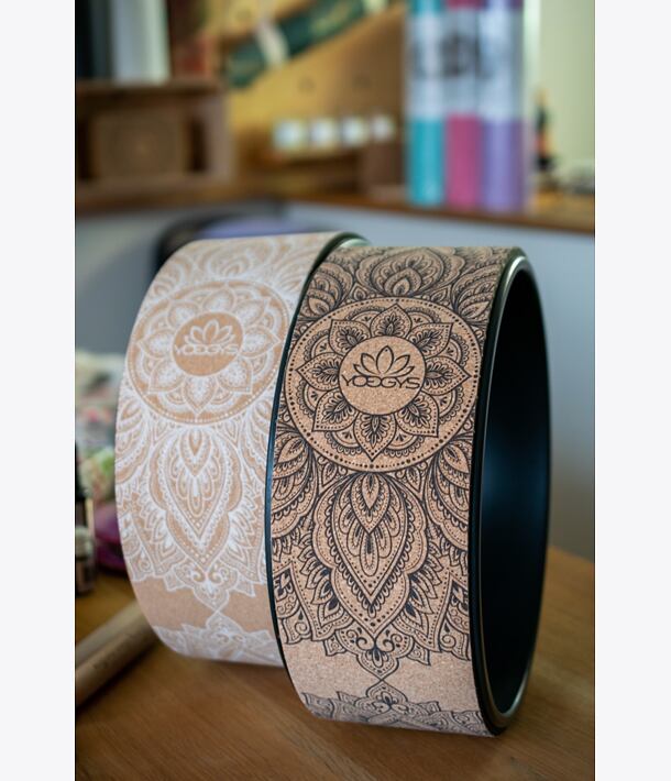 Kruh na jógu DARK MANDALA NATURAL a korková cihlička s mandalou