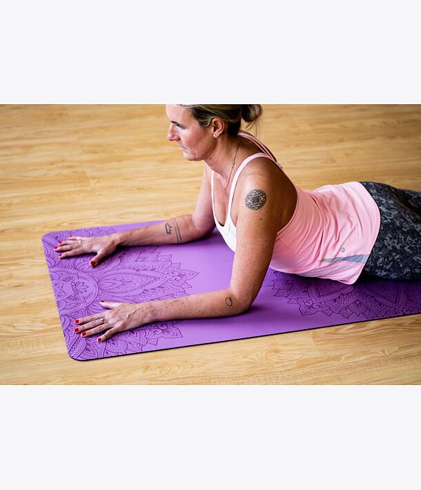 Neklouzavá podložka na jógu MANDALA LILA NEW fialová s mandalou