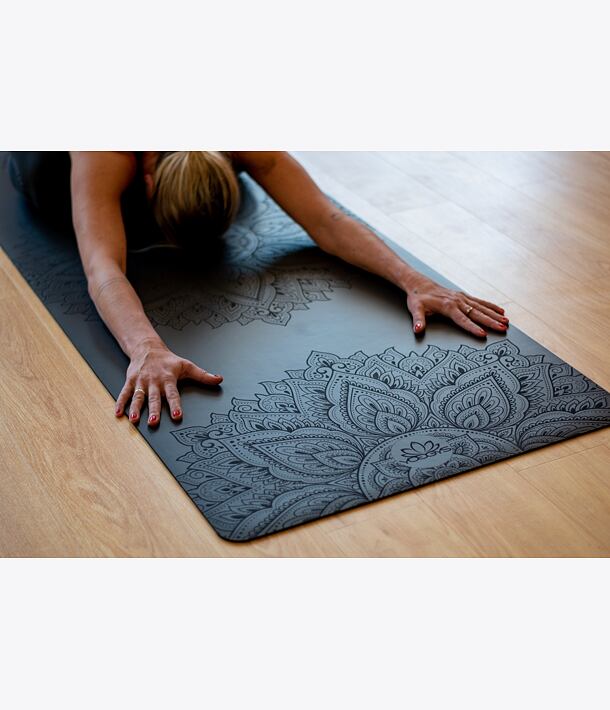 Neklouzavá profesionální podložka na jógu MANDALA BLACK černá s mandalou