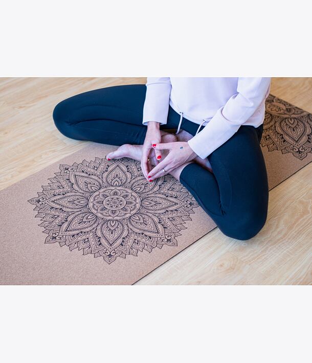 Korková podložka na jógu INFINITY NATURAL s tmavě hnědou mandalou