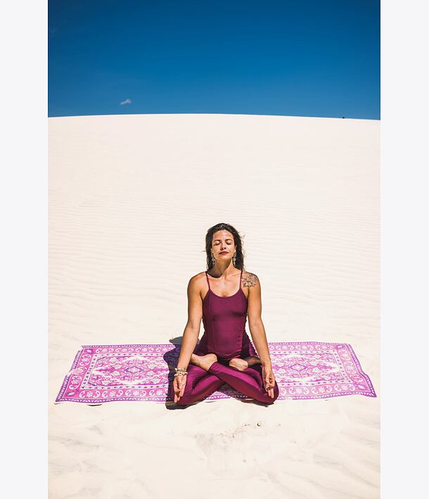 podložka na jógu ve stylu orientálního koberce v barvě vínová bordó jógový sed padmásána