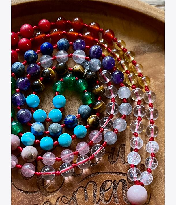 Meditační mala ČAKRY - RED se stříbrným logem (Ag 925/1000)