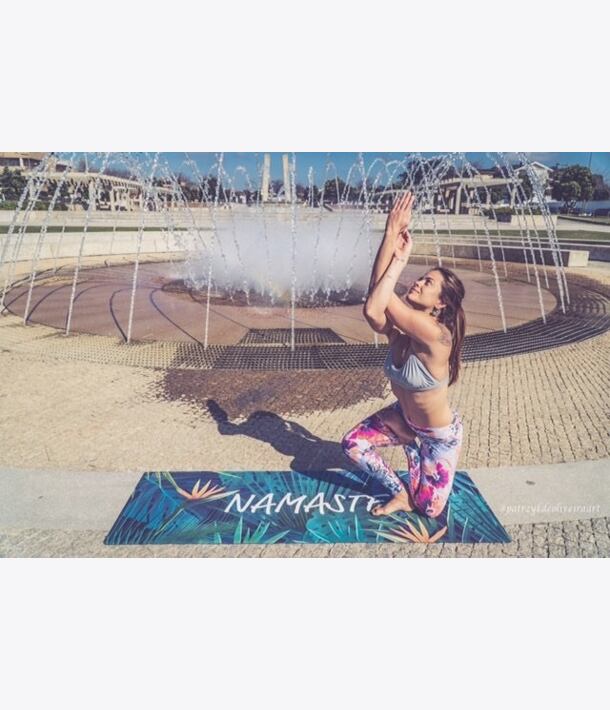 YOGGYS [NAMASTE] zelená designová jógová podložka s nápisem, mudra