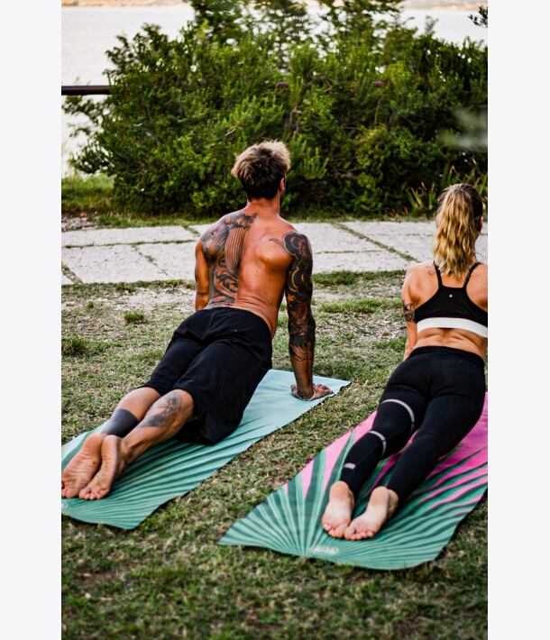 YOGGYS [BALI SOUL PINK] růžová/zelená designová jógová podložka s tropickým motivem, pozice kobry, bhujangasana
