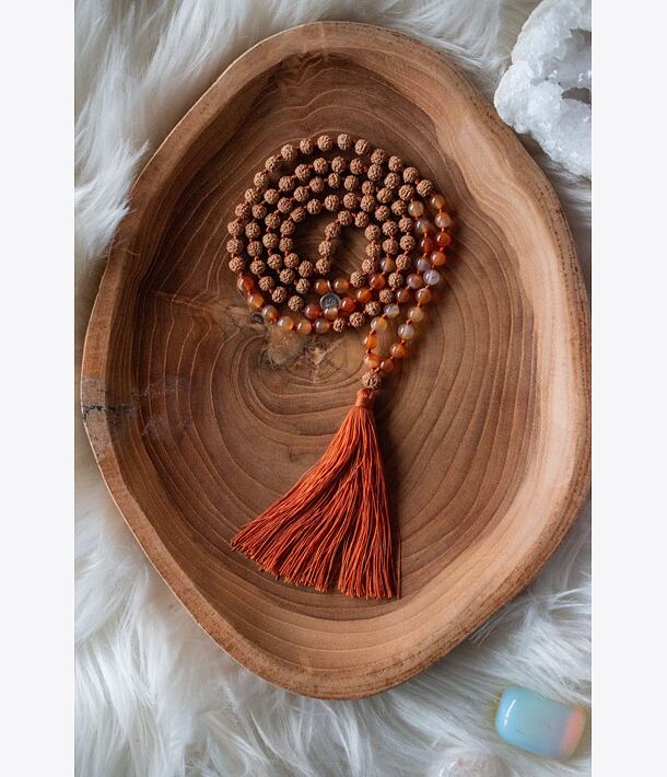 Meditační mala - Karneol a Rudraksha ORANGE se stříbrným logem (Ag 925/1000)