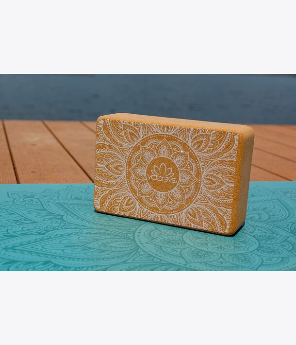 blok na cvičení korkový s bílou mandalou YOGGYS