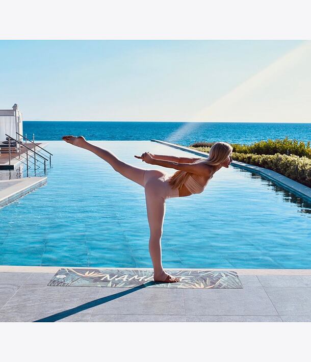 YOGGYS [NAMASTE] zelená designová jógová podložka s nápisem, pozice bojovníka, virabhadrasana