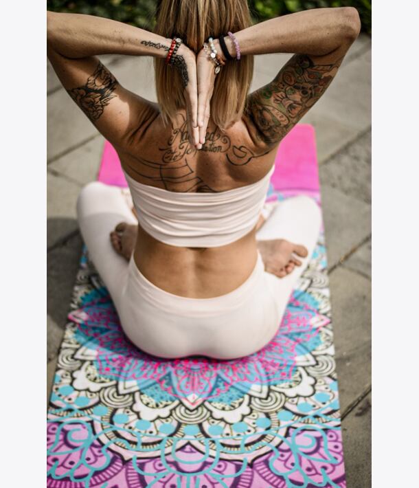 YOGGYS [LOTUS BLOSSOM] růžová designová jógová podložka s mandalou, anjali mudra, meditační pozice