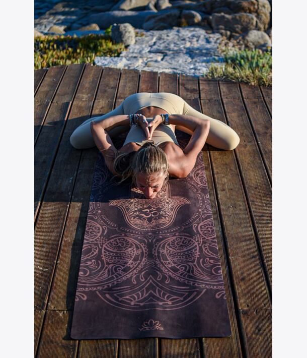 YOGGYS [HAMSA] tmavě hnědá designová jógová podložka s HAMSOU, baddhakonasana