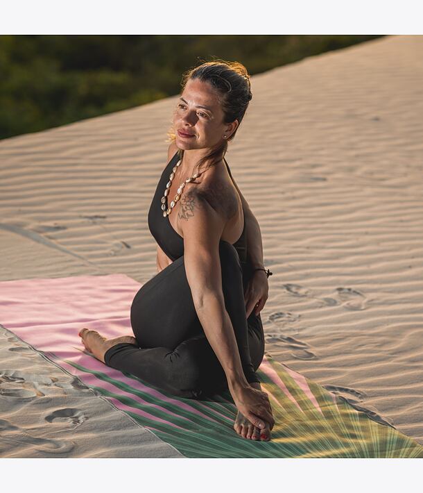 YOGGYS [BALI SOUL PINK] růžová/zelená designová jógová podložka s tropickým motivem, marichyasana