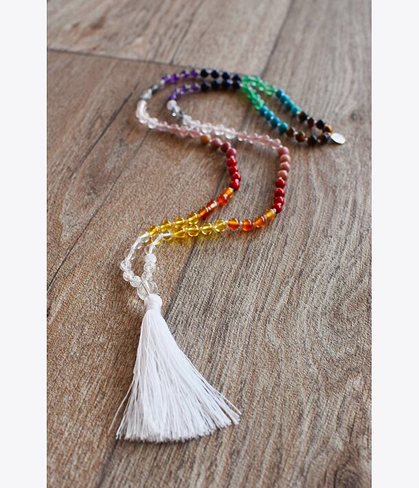 Ručně vyrobená meditační mala ČAKRY s bílým střapečkem