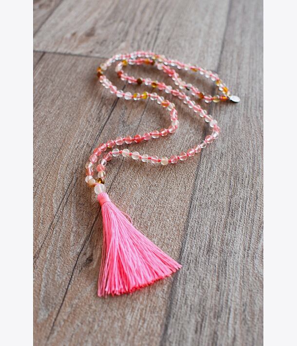 Ručně vyrobená meditační mala s třešňovým křišťálem.