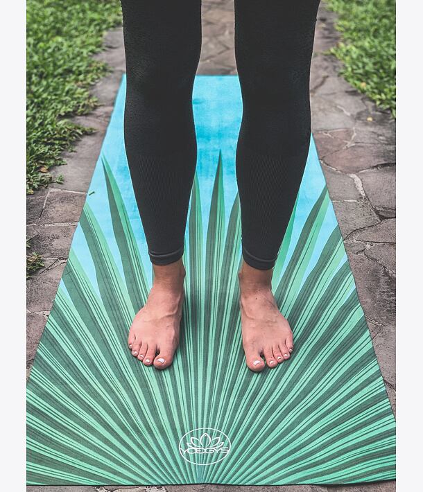 YOGGYS [BALI SOUL JADE] tyrkysová designová jógová podložka s tropickým motivem