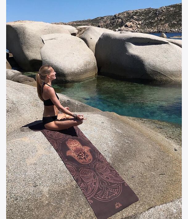 YOGGYS [HAMSA] tmavě hnědá designová jógová podložka s HAMSOU, meditační pozice