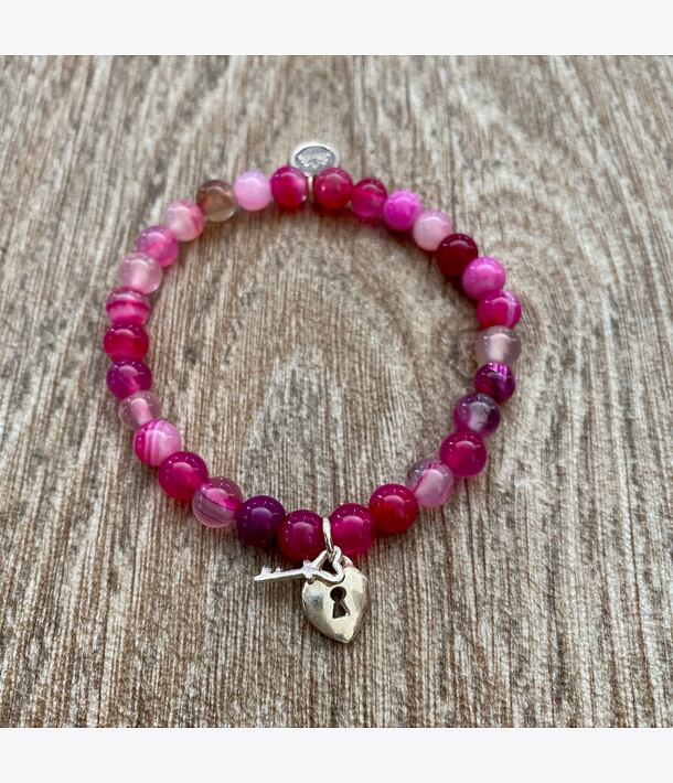 náramek se stříbrným přívěskem LOVE a růžovým broušeným achátem vyrobený s láskou na Bali