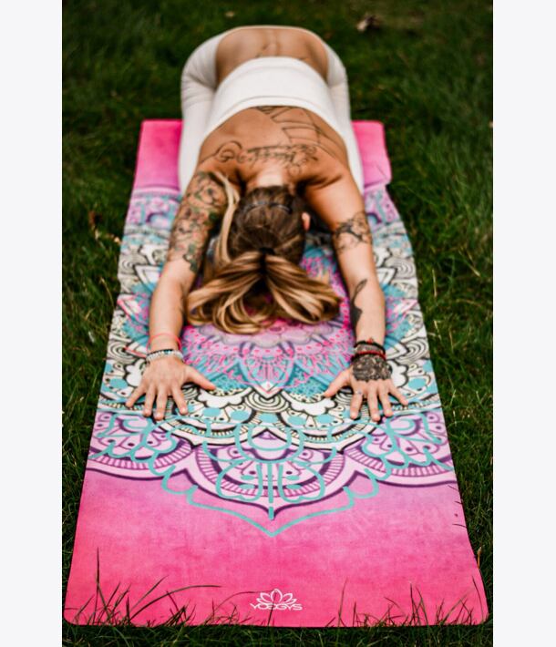 YOGGYS [LOTUS BLOSSOM] růžová designová jógová podložka s mandalou, protažení, relaxace
