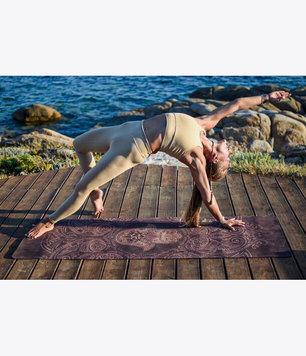 YOGGYS [HAMSA] tmavě hnědá designová jógová podložka s HAMSOU, camatkarasana 