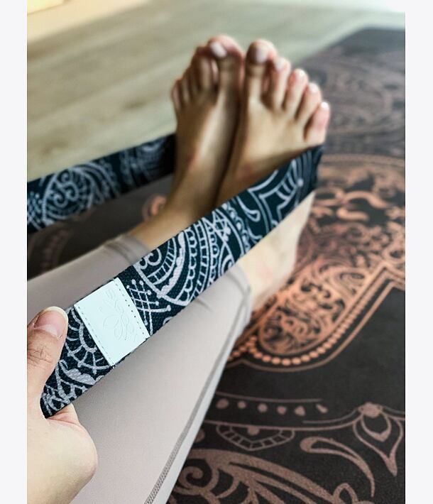 YOGGYS - YOGA STRETCHING STRAP [HAMSA], paschimottanasana