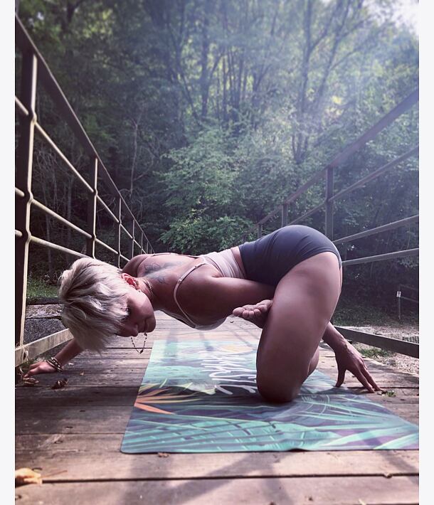 YOGGYS [NAMASTE] zelená designová jógová podložka s nápisem, lotosový květ, padmasana