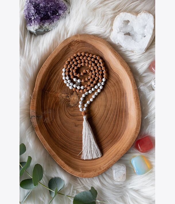 Meditační mala - Magnezit a Rudraksha se stříbrným logem (Ag 925/1000)