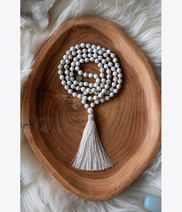 Meditační mala - Magnezit se stříbrným logem (Ag 925/1000)