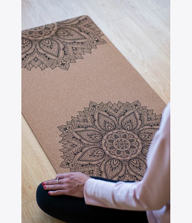 Korková podložka na jógu INFINITY NATURAL s tmavě hnědou mandalou
