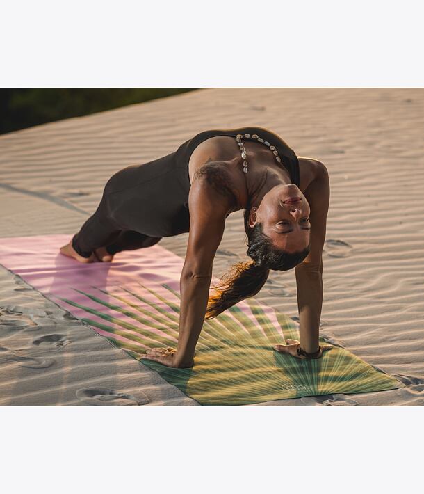 YOGGYS [BALI SOUL PINK] růžová/zelená designová jógová podložka s tropickým motivem, purvottasana