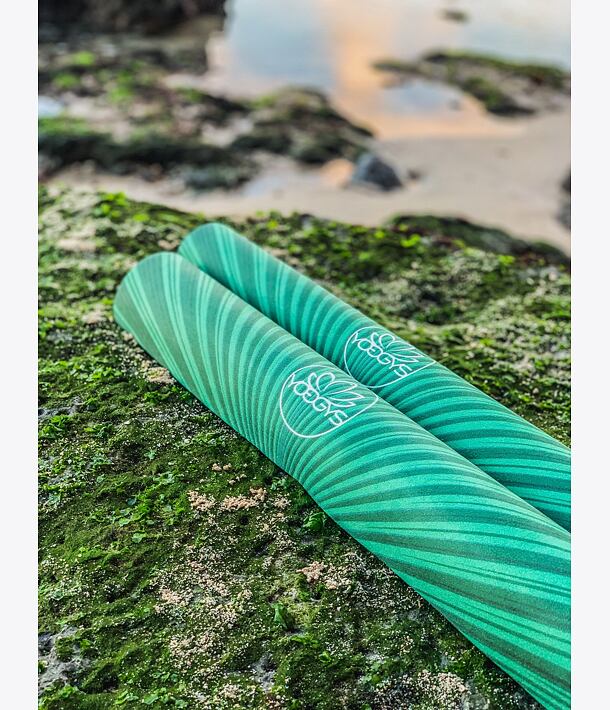 YOGGYS [BALI SOUL JADE] tyrkysová designová jógová podložka s tropickým motivem