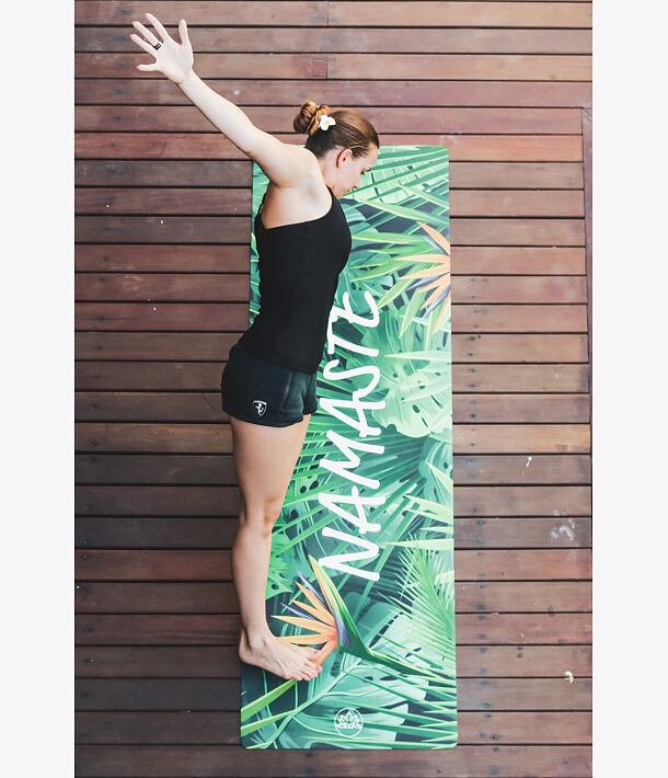 YOGGYS [NAMASTE] zelená designová jógová podložka s nápisem, protažení stranou, pozice prkna, kumbhakasana