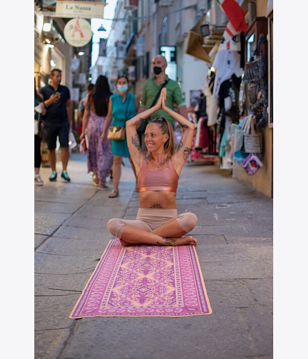meditace ve městě na Sardinii na jógové podložce z nové kolekce orientálních koberců na jógu 