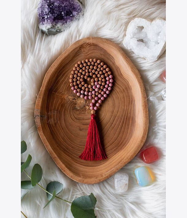 Meditační mala - Rodonit a Rudraksha RED se stříbrným logem (Ag 925/1000)