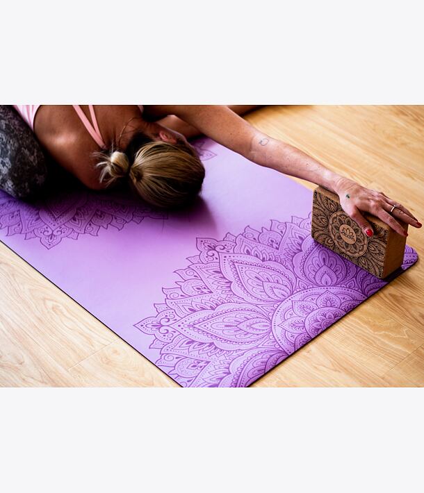 Neklouzavá podložka na jógu MANDALA LILA NEW fialová s mandalou