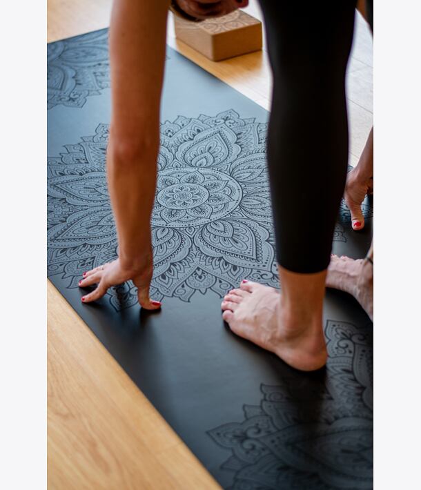 Neklouzavá profesionální podložka na jógu MANDALA BLACK černá s mandalou