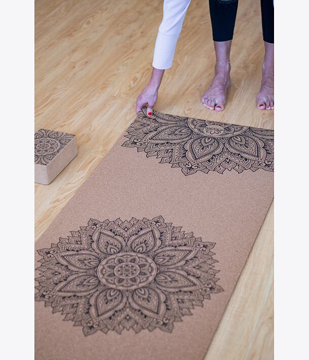 Korková podložka na jógu INFINITY NATURAL s tmavě hnědou mandalou