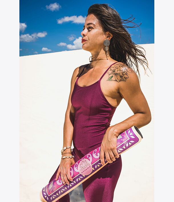 cestovní jógová podložka orientální koberec na jógu vínová bordó se vzorem