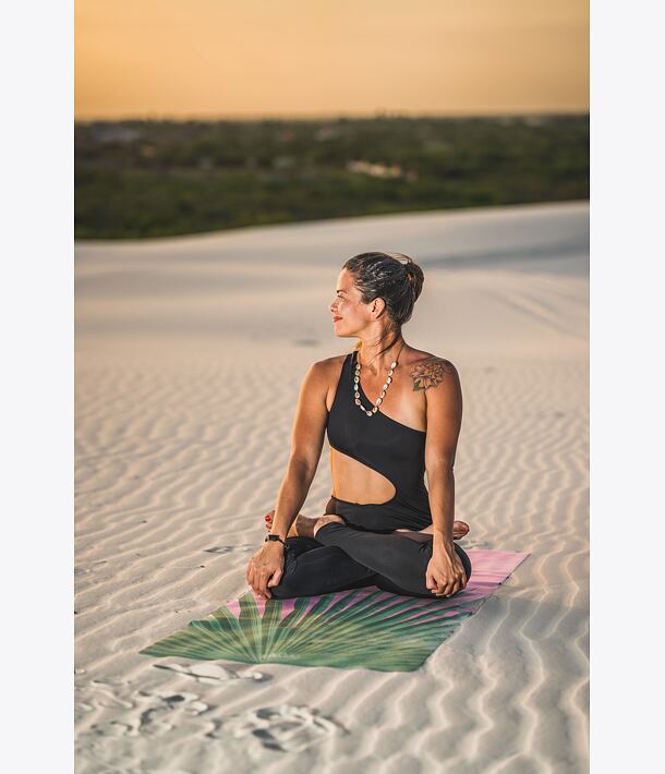 YOGGYS [BALI SOUL PINK] růžová/zelená designová jógová podložka s tropickým motivem, padmasanab