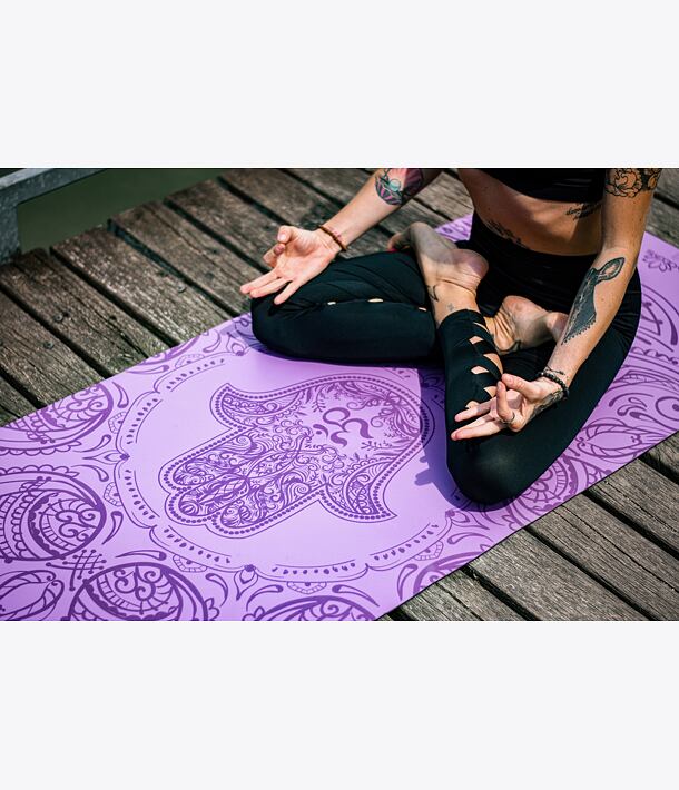 profesionální jógová podložka z přírodní gumy ALL YOGA MAT fialová HAMSA, předklon, uttanasana