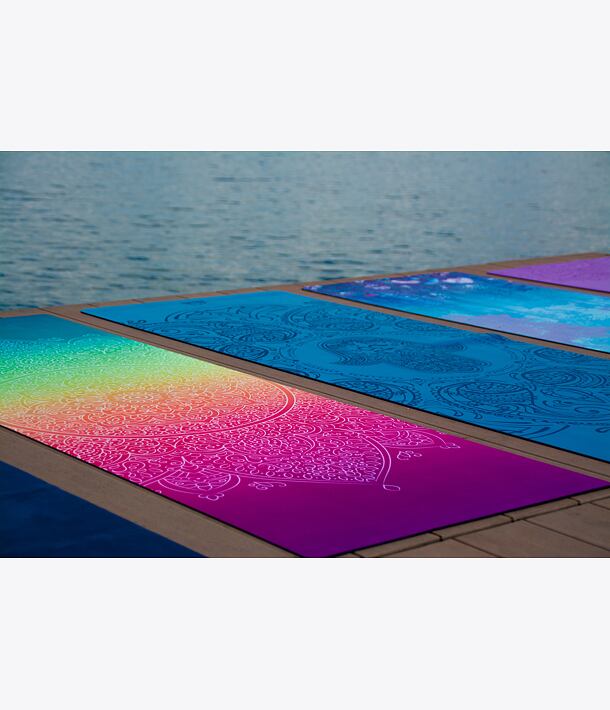 designová podložka na jógou z přírodní gumy barevná s mandalou CHAKRAS NEW